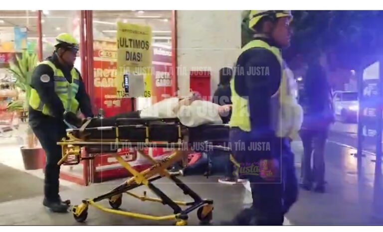 Cae en centro comercial y queda inconsciente