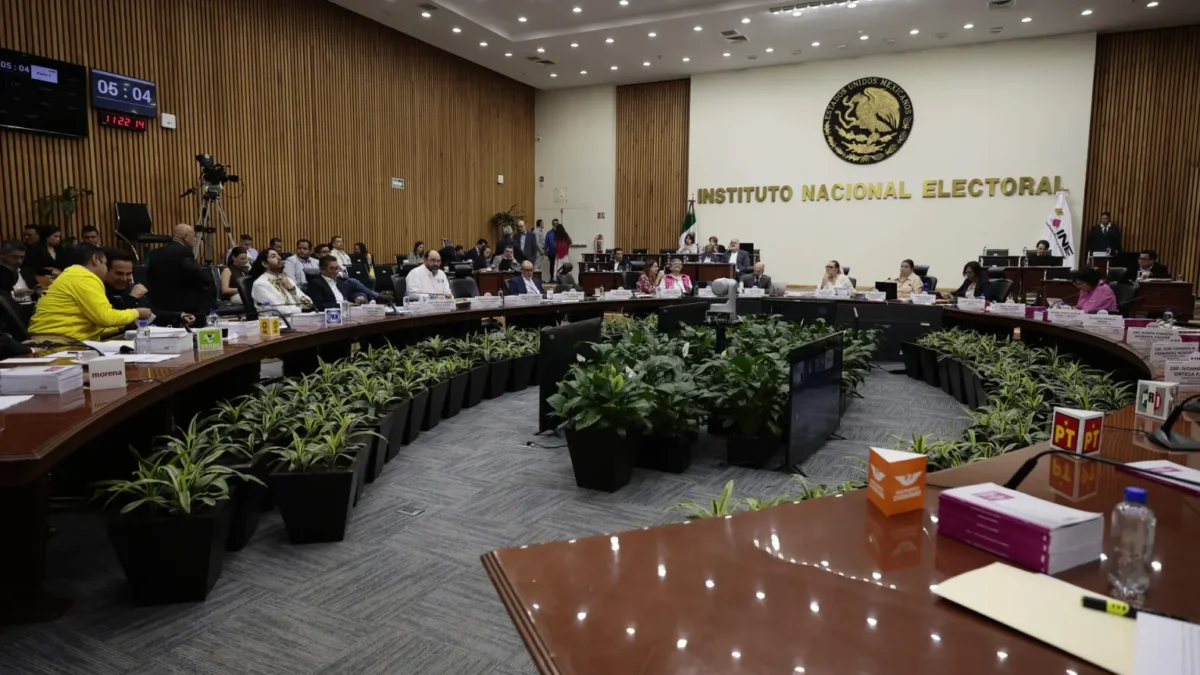 Juez multa a consejeros del INE por desacato de suspensión contra elección del PJF