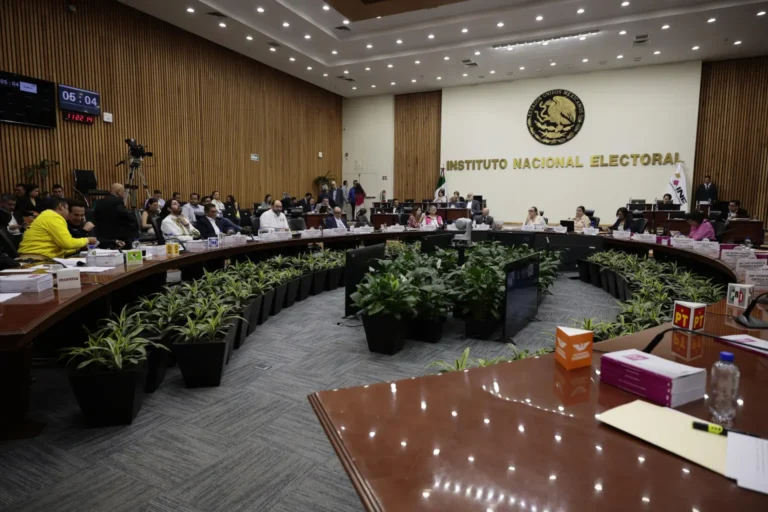 Juez multa a consejeros del INE por desacato de suspensión contra elección del PJF