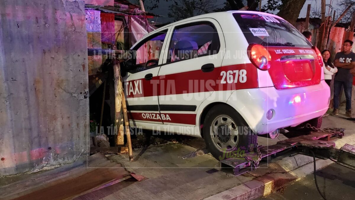 Taxista se impacta contra fachada de vivienda