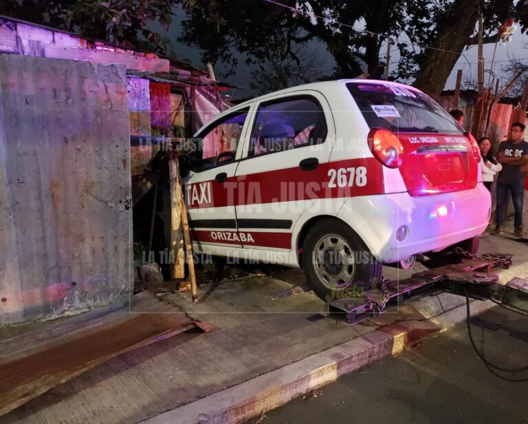 Taxista se impacta contra fachada de vivienda