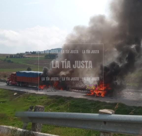 MUER3N DOS CALCINADOS EN CHOQUE DE TRÁILERES