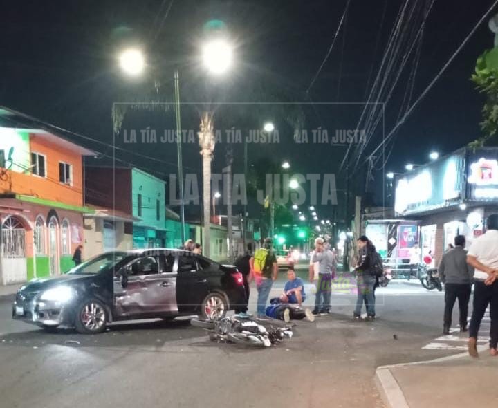 Choca automóvil contra motocicleta