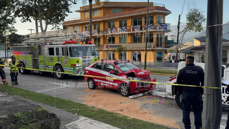 Choca taxista contra poste