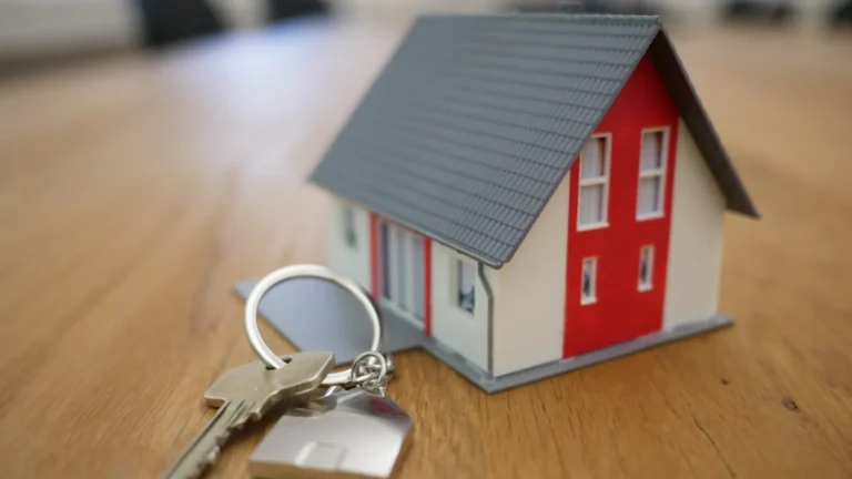 Infonavit congelará 2 millones de créditos inmobiliarios