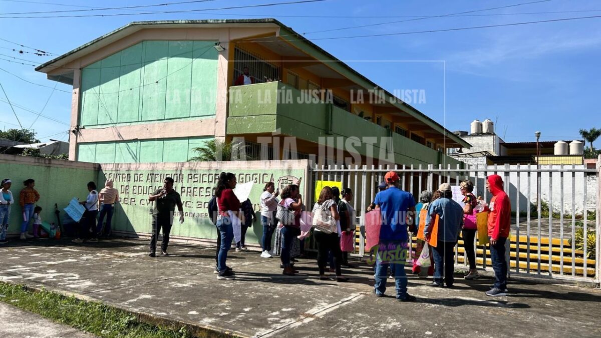 Desde Tezonapa, llegan padres a exigir maestro a Córdoba