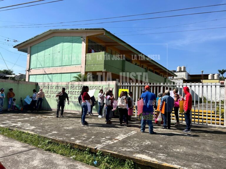 Desde Tezonapa, llegan padres a exigir maestro a Córdoba
