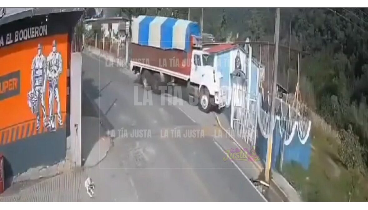 SE QUEDA SIN FRENOS Y SE IMPACTA CONTRA CAPILLA 