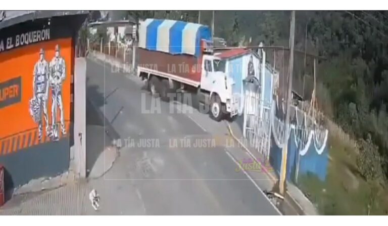 SE QUEDA SIN FRENOS Y SE IMPACTA CONTRA CAPILLA 