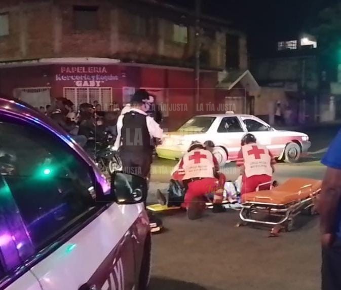 Chocando motociclista y taxi en colonia Benito Juárez