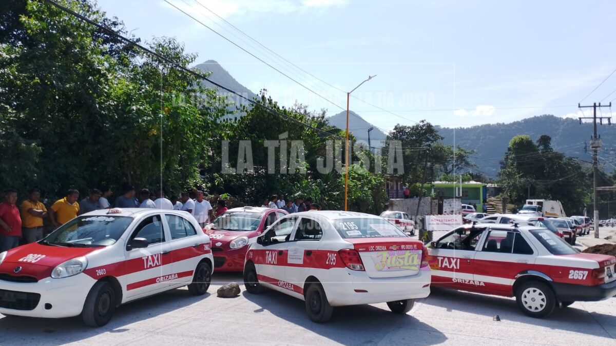 BLOQUEAN TAXISTAS CARRETERA POR INSTALACIÓN DE TOPES