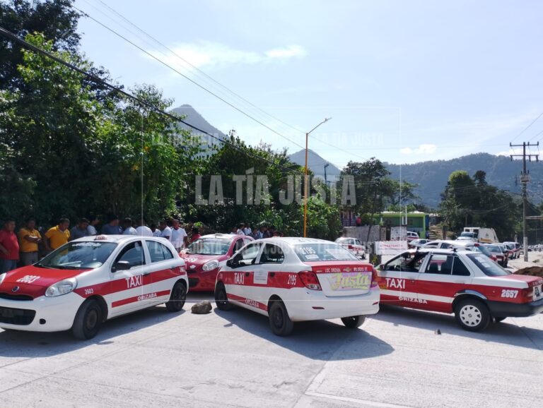 BLOQUEAN TAXISTAS CARRETERA POR INSTALACIÓN DE TOPES