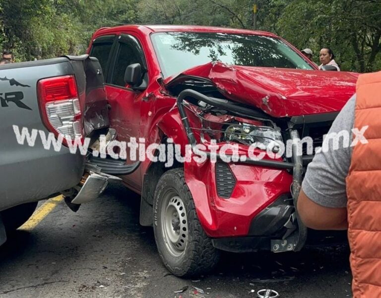 CHOCAN DOS CAMIONETAS DE FRENTE EN TEQUILA.