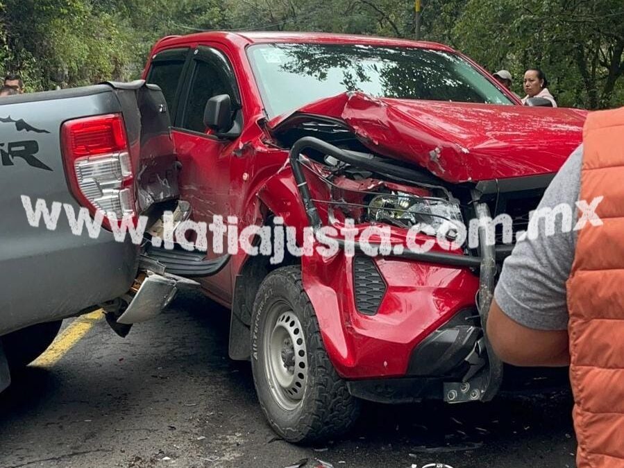 CHOCAN DOS CAMIONETAS DE FRENTE EN TEQUILA.