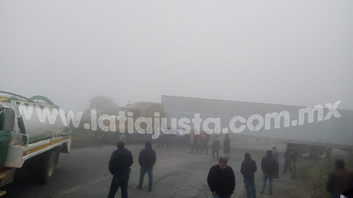 TRÁILER SE DESCUADRA EN LAS CUMBRES DE ACULTZINGO Y SE CIERRA COMPLETAMENTE LA CIRCULACIÓN.