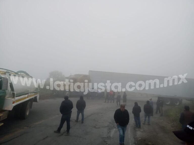 TRÁILER SE DESCUADRA EN LAS CUMBRES DE ACULTZINGO Y SE CIERRA COMPLETAMENTE LA CIRCULACIÓN.