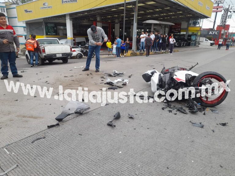 SE IMPACTA CAMIONETA CONTRA MOTO.