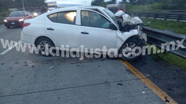 SE ACCIDENTA AUTOMÓVIL EN LA AUTOPISTA A LA ALTURA DE SUMIDERO.
