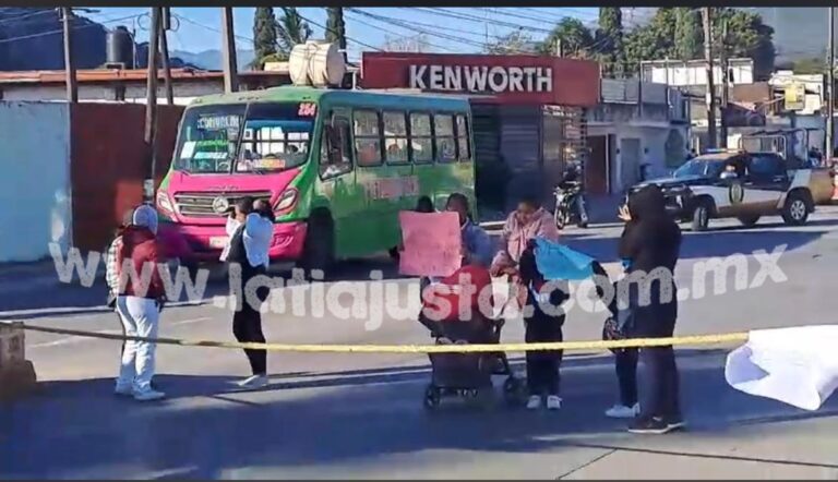 PADRES DE FAMILIA BLOQUEAN CAMINO NACIONAL  EN RÍO BLANCO PARA EXIGIR UN MAESTRO.