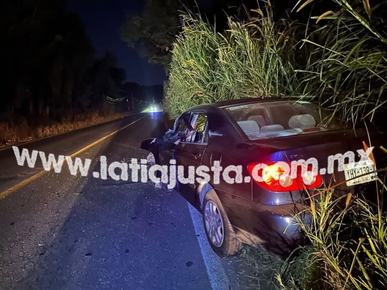 ABANDONAN AUTO DESPUÉS DE ACCIDENTE EN LA FEDERAL A HUATUSCO.