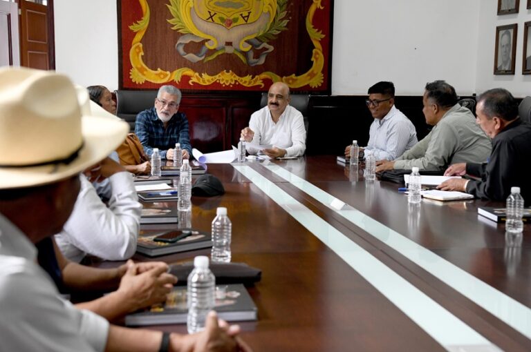 Recibe Ricardo Ahued a representantes de comunidades indígenas.