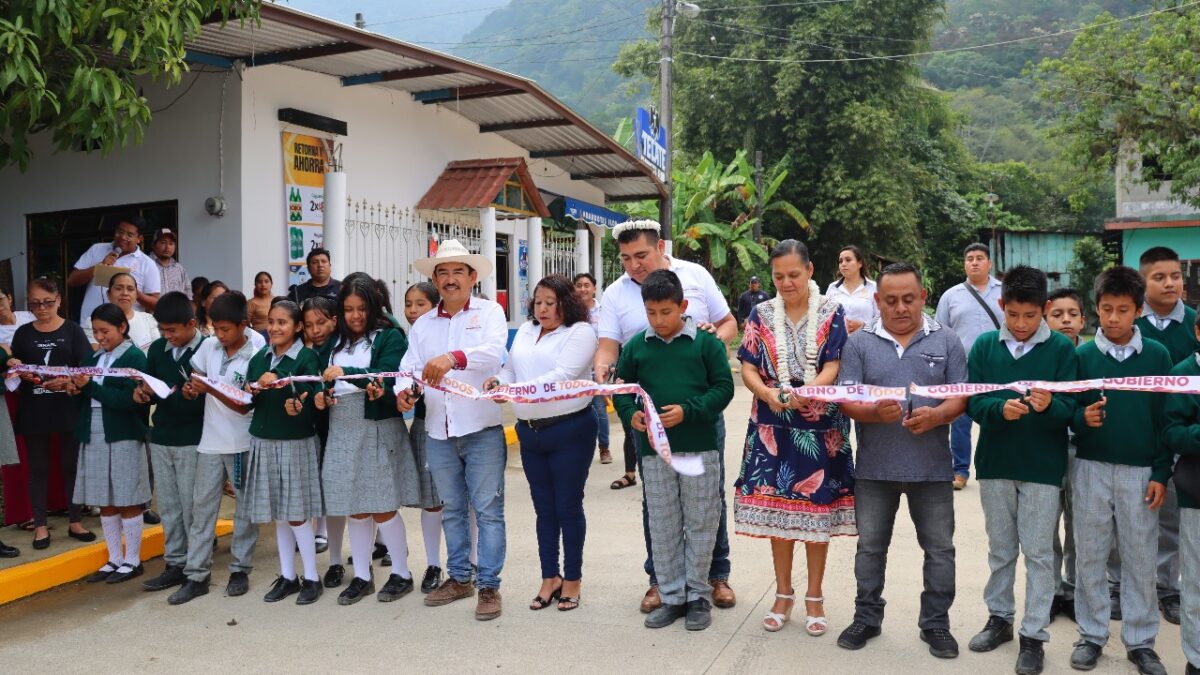 CON MÁS Y MEJORES OBRAS, LA TRANSFORMACIÓN EN IXTACZOQUITLÁN CONTINÚA