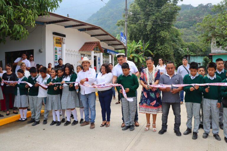 CON MÁS Y MEJORES OBRAS, LA TRANSFORMACIÓN EN IXTACZOQUITLÁN CONTINÚA