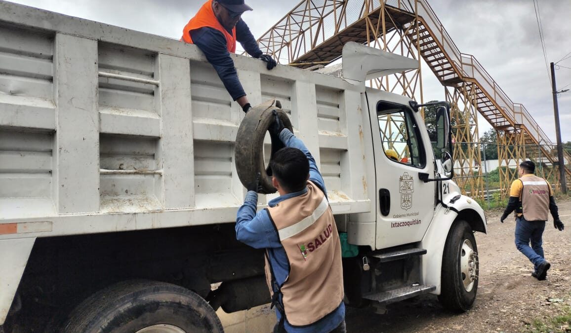 EN IXTACZOQUITLÁN, REALIZAN CAMPAÑA DE DESCACHARRIZACIÓN