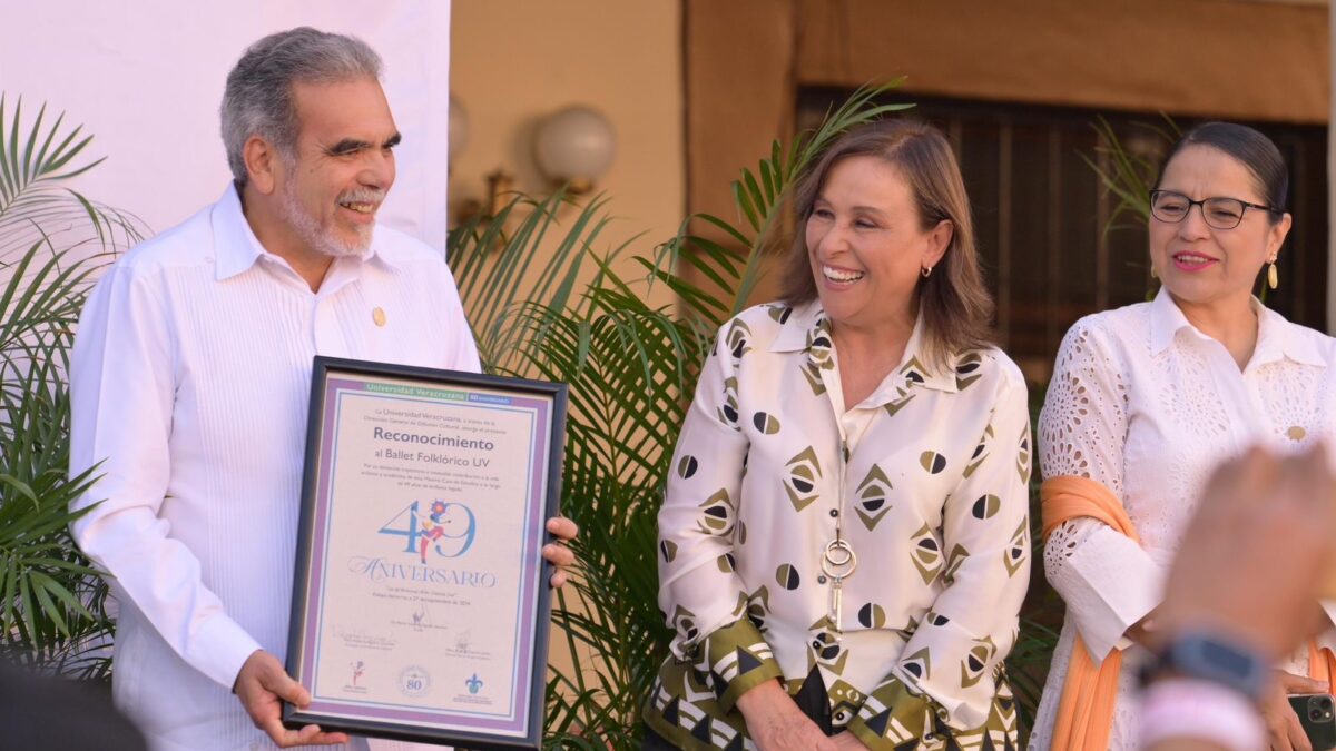ROCÍO NAHLE APLAUDE RECORD DE BALLET FOLKLORICO DE LA UV