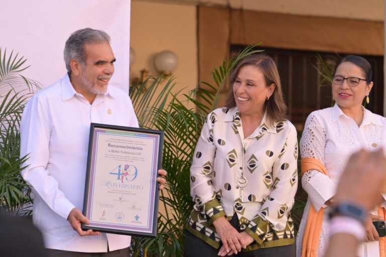 ROCÍO NAHLE APLAUDE RECORD DE BALLET FOLKLORICO DE LA UV