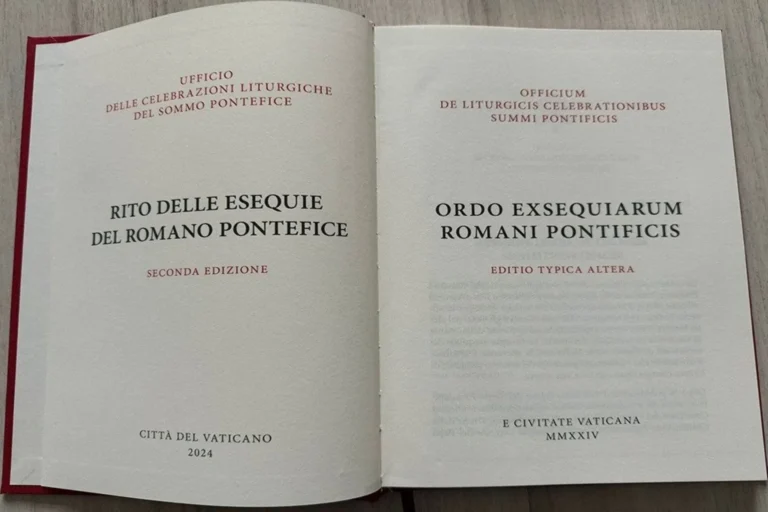 Francisco cambia el funeral de los papas: sin tres ataúdes y exposición ya en el féretro