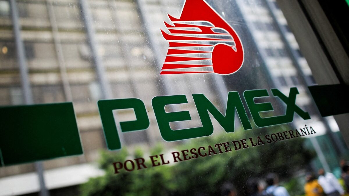 Bomberos sofocan incendio en refinería de Pemex en Minatitlán