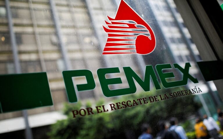 Bomberos sofocan incendio en refinería de Pemex en Minatitlán