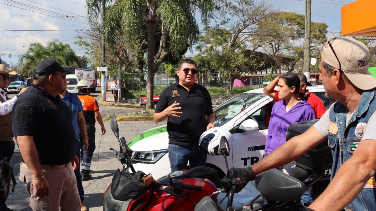 EN IXTACZOQUITLÁN, PROMUEVEN LA SEGURIDAD VIAL CON LA ENTREGA DE CASCOS A MOTOCICLISTAS