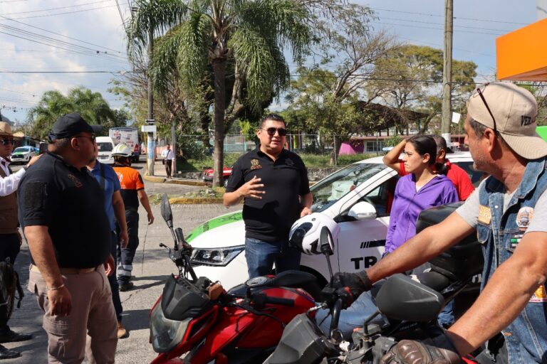 EN IXTACZOQUITLÁN, PROMUEVEN LA SEGURIDAD VIAL CON LA ENTREGA DE CASCOS A MOTOCICLISTAS