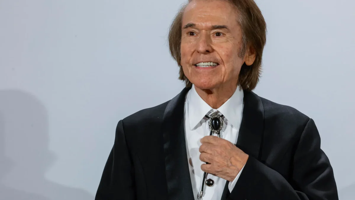 Raphael se encuentra “bien” y permanece hospitalizado para someterse a más pruebas