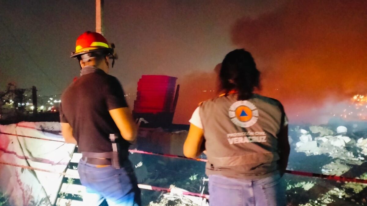 Controlado incendio de basurero en Veracruz