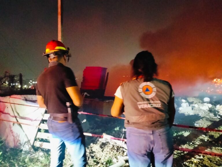 Controlado incendio de basurero en Veracruz