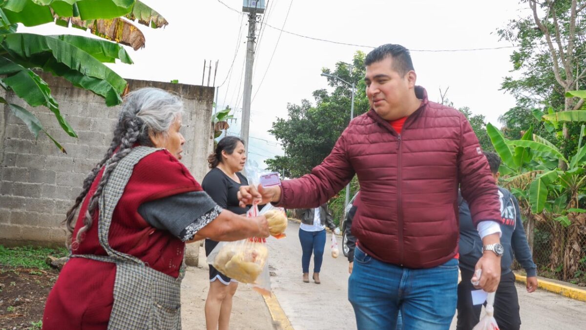 EN IXTACZOQUITLÁN, REALIZAN ENTREGA DE MÁS DE 12 MIL POLLOS A FAMILIAS DEL MUNICIPIO