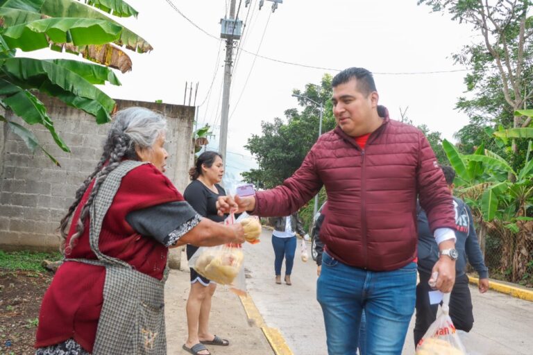 EN IXTACZOQUITLÁN, REALIZAN ENTREGA DE MÁS DE 12 MIL POLLOS A FAMILIAS DEL MUNICIPIO