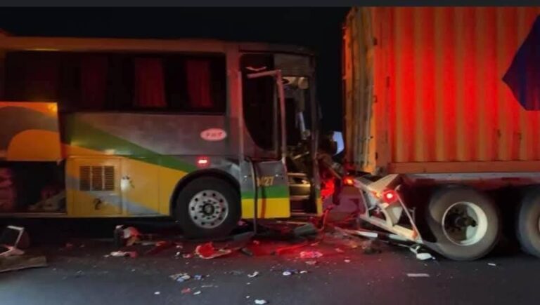 SE ACCIDENTA AUTOBÚS CONTRA TRÁILER EN LA AUTOPISTA ISLA- COSAMALOAPAN.