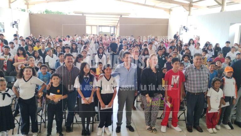 Beneficia DIF Orizaba a 200 alumnos con becas 