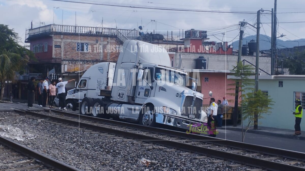 Tráiler se atora en crucero ferroviario de Orizaba