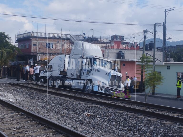 Tráiler se atora en crucero ferroviario de Orizaba