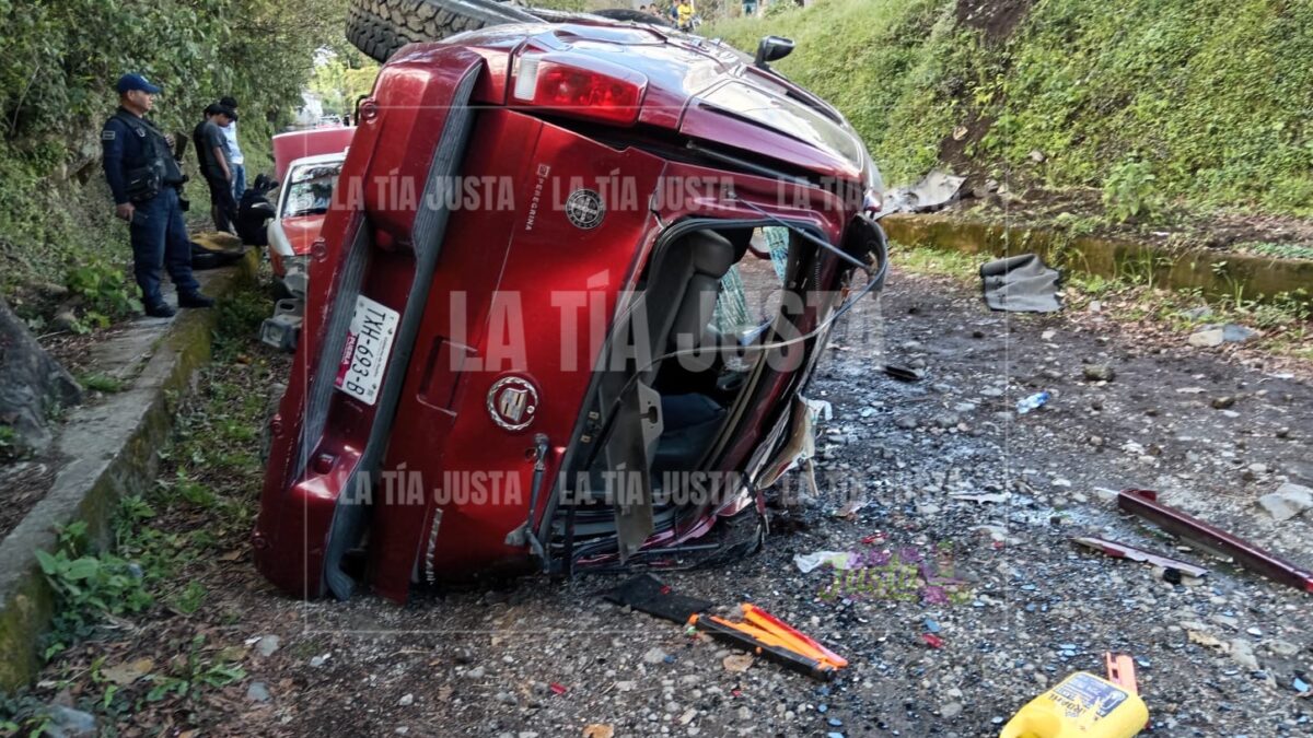 Vuelca camioneta en La Perla