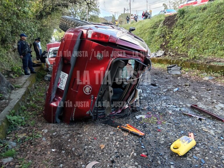 Vuelca camioneta en La Perla
