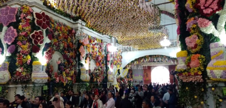 Más de un millón de flores adornan la Parroquia de Santa María Vírgen de Guadalupe