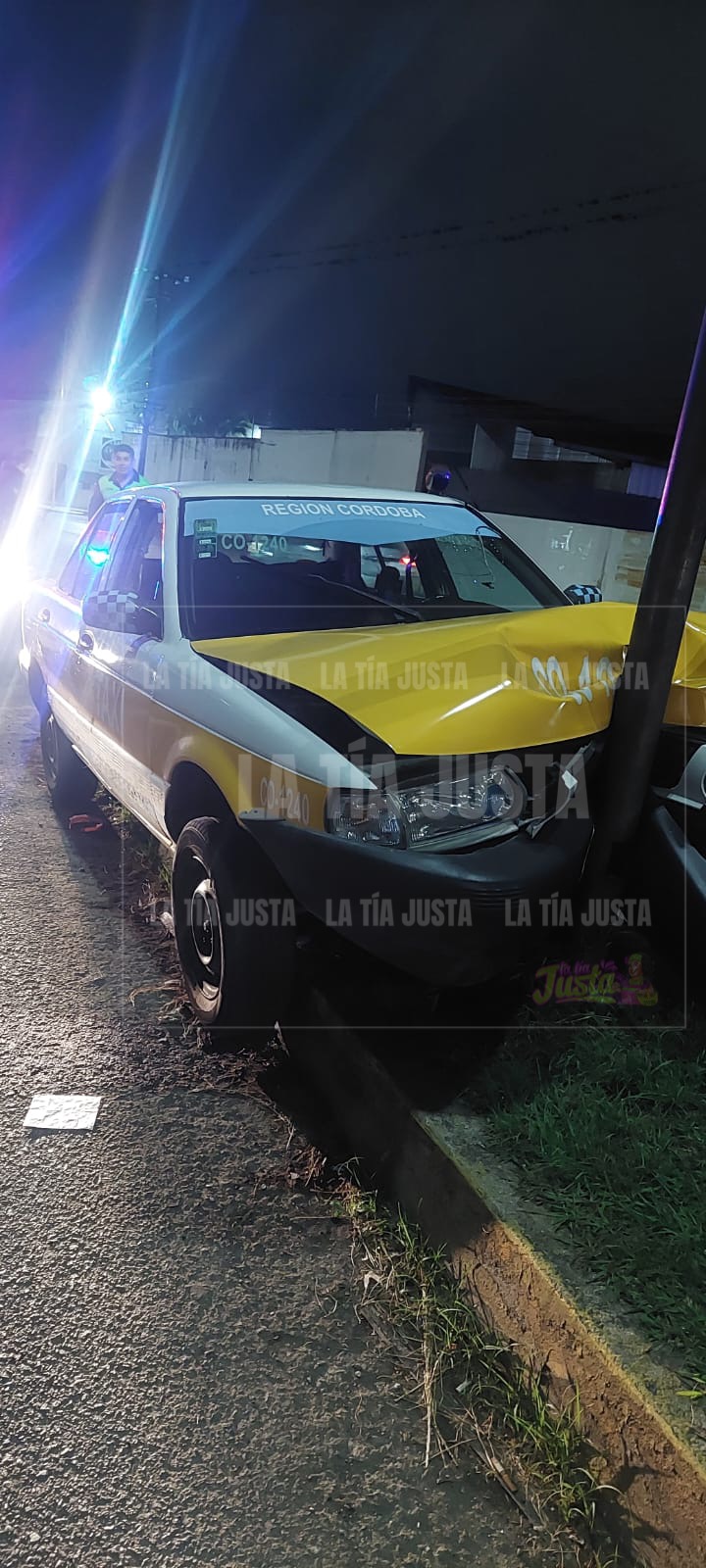TAXISTA SE ESTAMPA CONTRA LUMINARIA