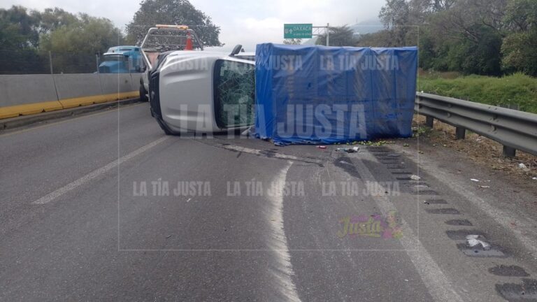 Choque y volcadura en la Autopista Orizaba- Puebla