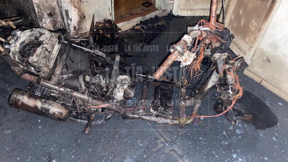 Voraz incendio acaba con domicilio en la Colonia Benito Juárez